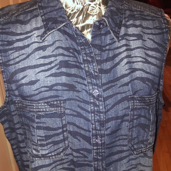 Chico’s large blue denim sleeveless animal print denim button down shirt - Picture 10 of 15